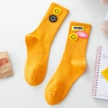 Chaussettes en coton orange vif avec un patch smiley jaune et des détails de lettres - Taille unique / Jaune