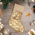 Moderne gouden kerstsok met pluche rand op een donkere houten achtergrond - Goud