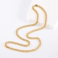 Collar minimalista de acero inoxidable dorado de 6mm para hombre sobre piedras blancas - Dorado