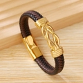Vista macro di un bracciale in pelle intrecciata marrone con nodo dorato e chiusura magnetica - Acciaio inossidabile/Pelle intrecciata / Oro