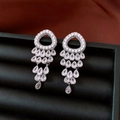 Dettaglio di orecchini a nappa in argento con zirconi e pendenti a goccia di cristallo - Perno in Argento-Argento-Frangia a Goccia d'Acqua