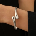 Bracciale rigido aperto argento minimalista con punte a goccia d'acqua - Bracciale Piccolo a Goccia d'Acqua (8856) / Argento lucido
