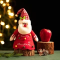 Papá Noel de peluche con bordado Merry Christmas y base de madera rústica - Bolsa de Regalo de Papá Noel