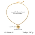 Detailaufnahme der goldenen Herz-Halskette mit grünem Edelstein und gedrehter Kordelkette - Goldener Herzanhänger Mit Grünem Edelstein Und Strass (HC-N40452)
