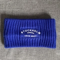 Nahaufnahme des königsblauen Rippstrick-Stirnbands mit weißem Stockholm-Schriftzug - Saphirblau