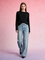 Vollansicht der hellblauen Wide-Leg-Jeans kombiniert mit schwarzem Langarm-Oberteil - S / Blau