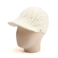 Detalle de gorra de punto blanco crema con patrón de diamantes y botón metálico lateral - Talla Única (Alta Elasticidad) / Blanco