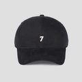 Detailansicht einer schwarzen Baumwoll-Baseballkappe mit weißem Nummer 7 Stickerei-Detail - M (56-58cm) / Schwarz