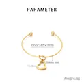 Vista detallada del brazalete de nudo de acero chapado en oro 18K con colgante de corazón - Dorado