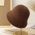 Détail d'un chapeau de pêcheur en maille marron foncé avec texture côtelée sur support doré - M (56-58cm) / Café