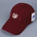 Dettaglio del cappellino bordeaux con ricamo a cuore e visiera con effetto consumato - M (56-58cm) / Borgogna