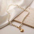 Elegante Perlenkette mit Goldbeschichtung, Herzanhänger und OT-Knebelverschluss - Gold Herz Perle