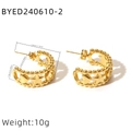 Detailaufnahme goldener C-förmiger Creolen mit hohlen Herz- und Sternmuster-Details - Gold
