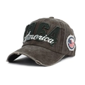 Détail de la casquette baseball en coton gris délavé avec broderie 1964 et écusson - Café