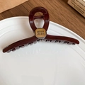 Primer plano de pinza para el pelo de resina burdeos con placa metálica dorada - Estilo de Letra Café Oscuro (Estilo 1)