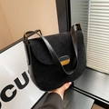 Chique zwarte suède zadeltas met goudkleurige gesp voor dagelijks gebruik - 25*4*22 / Zwart