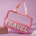 Borsa per trucco in PVC trasparente rosa con patch ricamata TRAVEL in ciniglia - Borsa Rosa (TRAVEL)