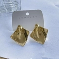 Irregular square earrings in 18K gold-plated stainless steel with wavy metal surface - Ripple Rhombus / 18K Gold