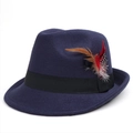 Dettaglio di cappello fedora blu scuro con nastro in gros-grain nero e piume colorate - M (56-58cm) / Blu navy