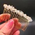 Dettaglio del pettine per capelli fatto a mano con filo dorato e pietre di cristallo bianco - Cristallo di Rocca + Pettine Oro 20 Denti