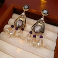 Dettaglio macro di orecchini vintage dorati con perle viola e cristalli champagne - Silver Earring Post - Viola