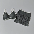 Dunkelgraues Yoga-Set mit V-Ausschnitt-Sport-BH und High-Waist-Shorts mit weißer Paspel - S / Graphitgrau