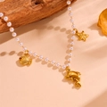 Dettaglio di collana da spiaggia con ciondoli a delfino e stella marina su legno marino - Collana di Perle Delfino (H601)