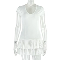 Dettaglio di un abito corto bianco slim fit con scollo a V e balze a doppio strato - S / Bianco