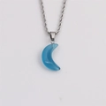 Primer plano detallado de un colgante de luna azul en una cadena de cuerda plateada - Azul oscuro