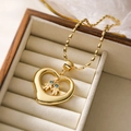 Collier à pendentif cœur doré avec deux figurines et gemmes bleues en boîte bois - Style Deux Garçons (24697)