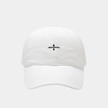 Dettaglio ravvicinato del cappellino bianco in cotone con ricamo del segno di divisione - Regolabile / Bianco