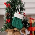 Mini calcetín de Navidad de punto verde con borde blanco colgado en el árbol festivo - Verde