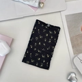 Funda para móvil de gasa floral con textura plisada y cierre de botón a presión - Negro Floral