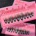 Faux ongles stiletto faits main avec dégradé rose-noir, strass et croix en métal - XS / Type à Colle
