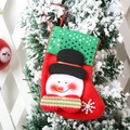 Calza di Natale rossa con paillettes verdi e pupazzo di neve 3D su un albero innevato - Calzino Paillettes Piccolo Pupazzo di Neve