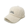 Dettaglio del ricamo HELLO WEEKEND su un berretto da baseball in pile beige sherpa - M (56-58cm) / Bianco Sporco
