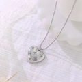 Silberne Herzanhänger-Halskette mit Sternengravuren und Diamant auf einer Perlenkette - Silber