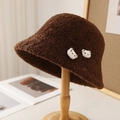 Bob en peluche marron foncé avec écussons d'ours mignons et étiquette en cuir fait main - M (56-58cm) / 5080 Café avec Boutons d'Ours