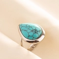 Macro di un anello d'argento regolabile con una pietra di turchese a forma di goccia - Base Argento Pietra Blu Chiaro (J535-S-LB)