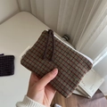 Detailansicht der Vintage-Stoffbörse mit Karomuster, weißem Reißverschluss und einfachem Label - Rot und Braun Kleine Karos