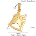 Vue détaillée d'un pendentif décapsuleur en laiton doré avec dimensions et détails - Forme Ouvre-Bouteille (Señ)