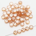 Détail des perles en verre ambré de 10mm avec motif rose doré pour bijoux artisanaux - Or Ambre