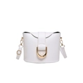 Bolso cubo blanco minimalista con hebilla metálica en U dorada y correa de cuero suave - Blanco