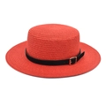 Roter Strohhut im Boater-Stil mit flacher Krempe und einem schwarzen Gürtel mit Schnalle - M (56-58cm) / Rot