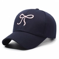 Berretto da baseball blu scuro con ricamo a fiocco rosa e finitura in cotone a sei pannelli - Regolabile / Blu navy