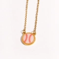 Nahaufnahme der goldenen Halskette mit kleinem kreisförmigem Baseball-Anhänger - Baseball / Gold