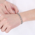 Unisex-Armband aus silbernem Titanstahl mit geflochtener Kette am Handgelenk getragen - Stahlfarbe