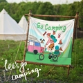 Detail van camping decoratie vlag met cartoon illustratie en metalen ogen op het gras - 73X95CM (Kort Pluche) / Fietsen Camping Meisje (Camping 10)