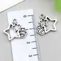 Détail de pendentifs étoile argent avec règle montrant une longueur d'environ 2 cm - Cadre Creux Étoile Filante Arc-en-ciel / 16x15mm