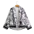 Détail de la veste matelassée avec imprimé paysage oriental et bordures noires - S / Noir
